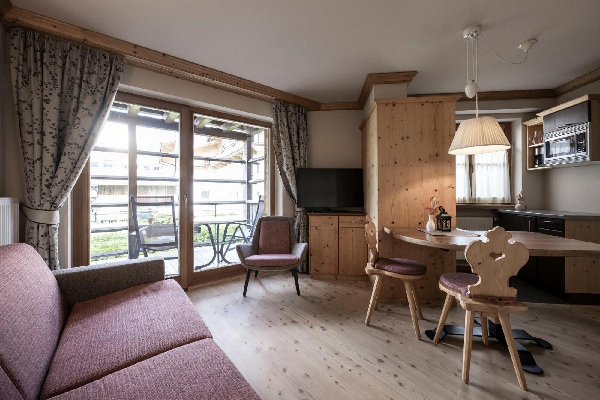Post Alpina - Family Mountain Chalets Сан Кандидо Стая снимка