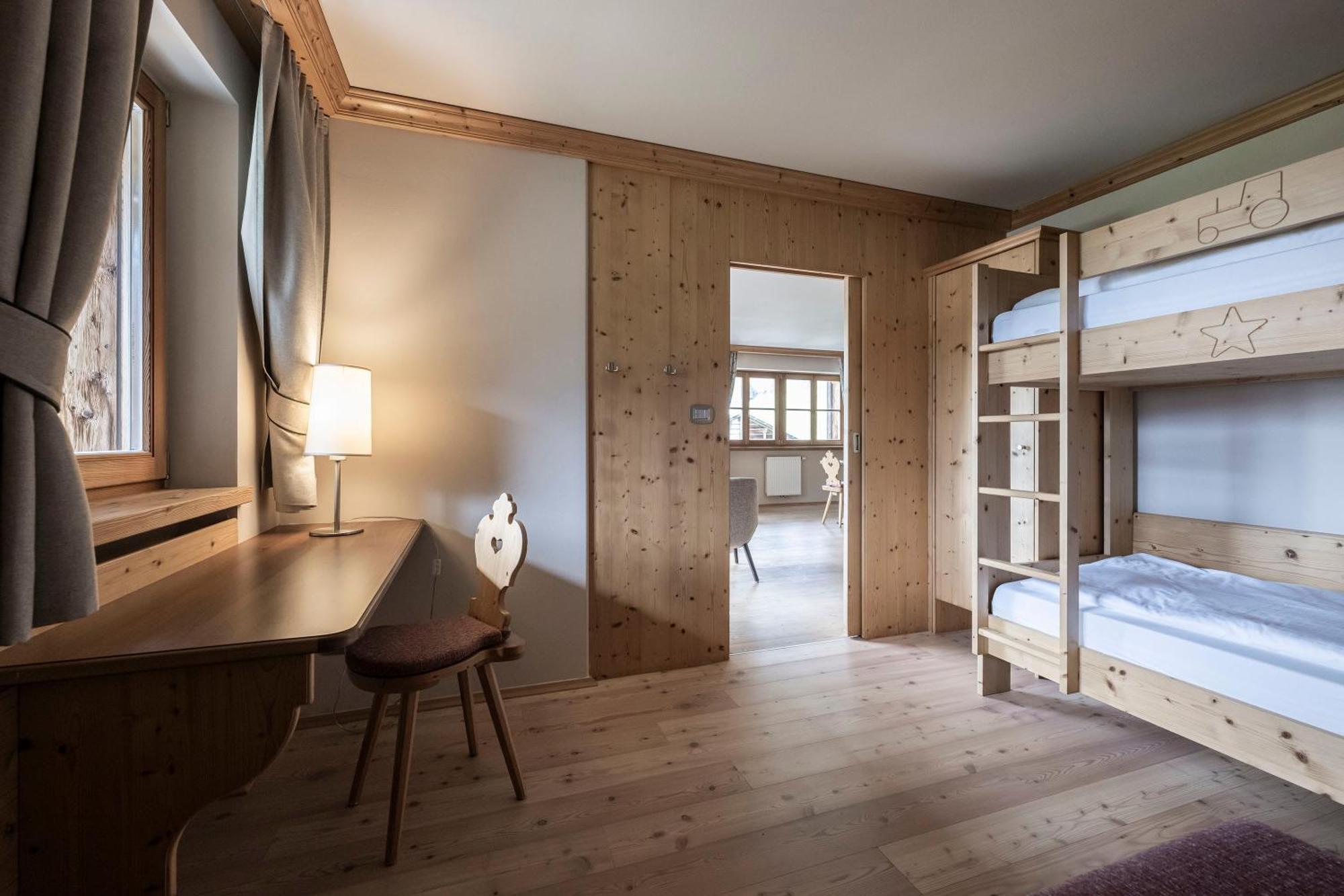 Post Alpina - Family Mountain Chalets Сан Кандидо Стая снимка