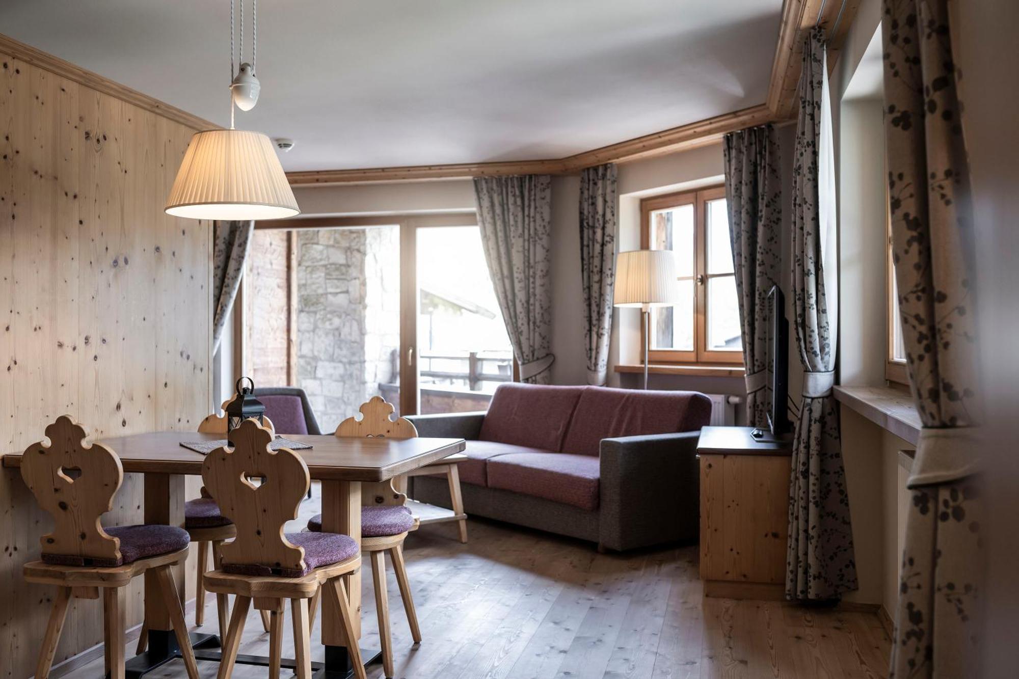 Post Alpina - Family Mountain Chalets Сан Кандидо Стая снимка